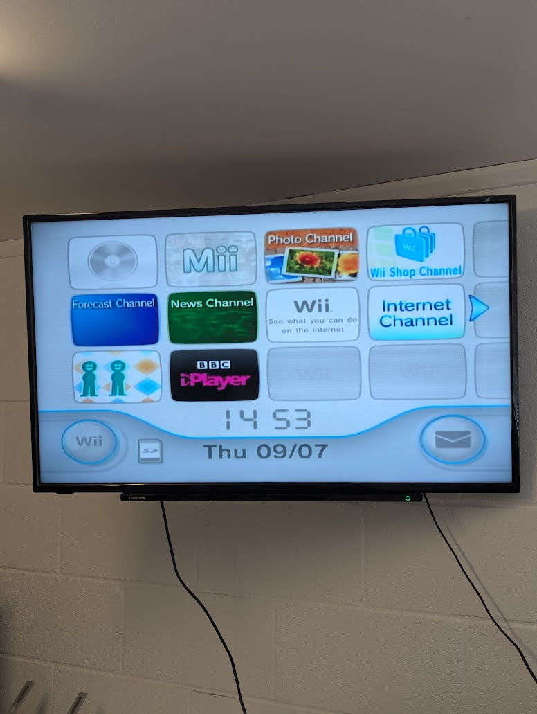 Nintendo Wii Console Bundle With 8 Games & Accessories (No Box)
