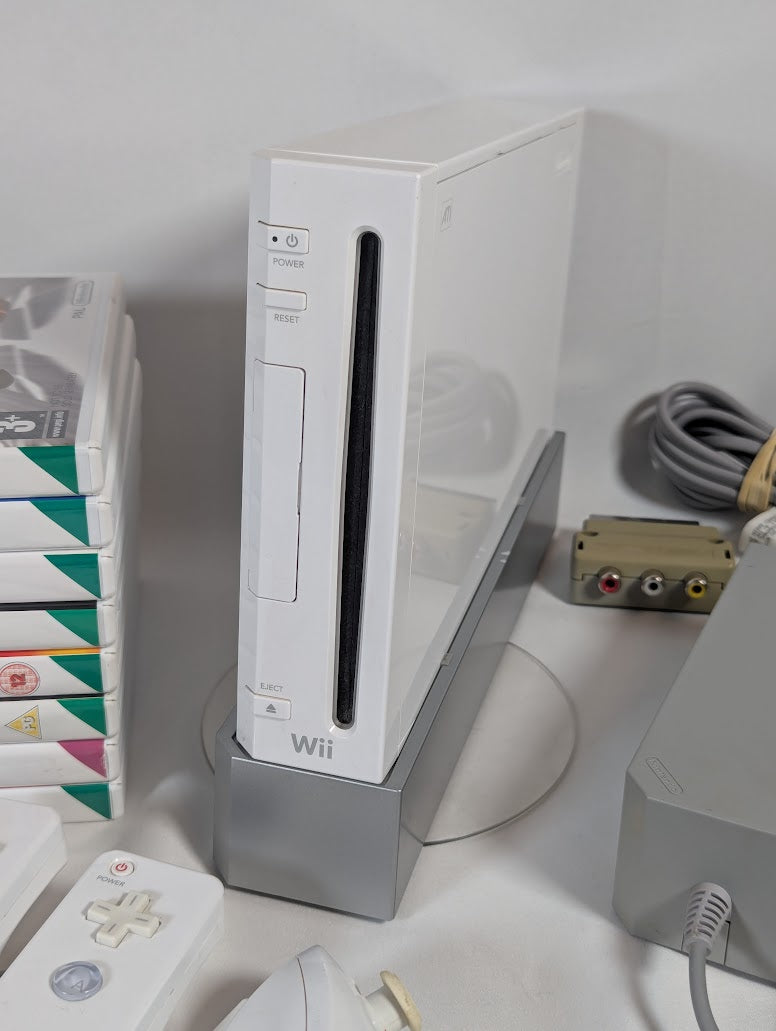 Nintendo Wii Console Bundle With 8 Games & Accessories (No Box)