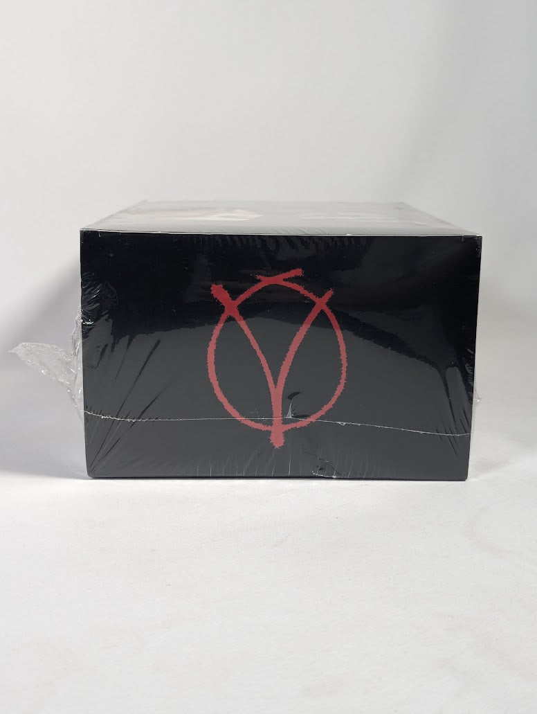 DC Comics Black Label V For Vendetta Book and Mask Set