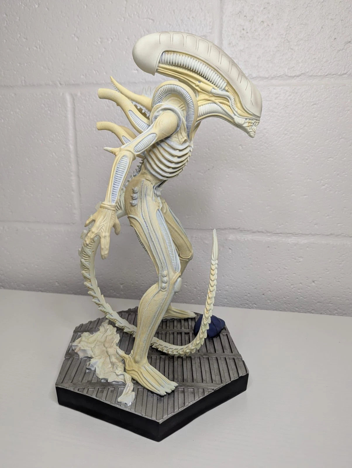 Alien White Xenomorph 32cm Eaglemoss Statue Glow in the Dark Limited Edition 156/200