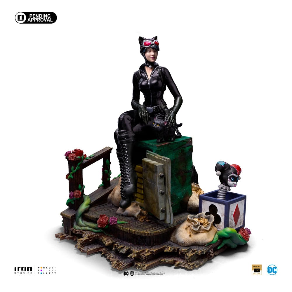 DC Comics Deluxe Art Scale Catwoman Statue by Iron Studios