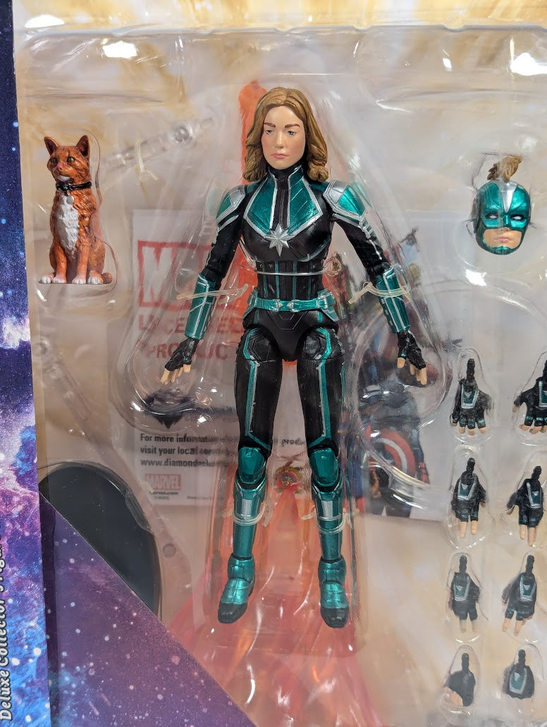 Marvel Select Starforce Captain Marvel Diamond Select 2019 Deluxe Collector's Figure With Diorama Base