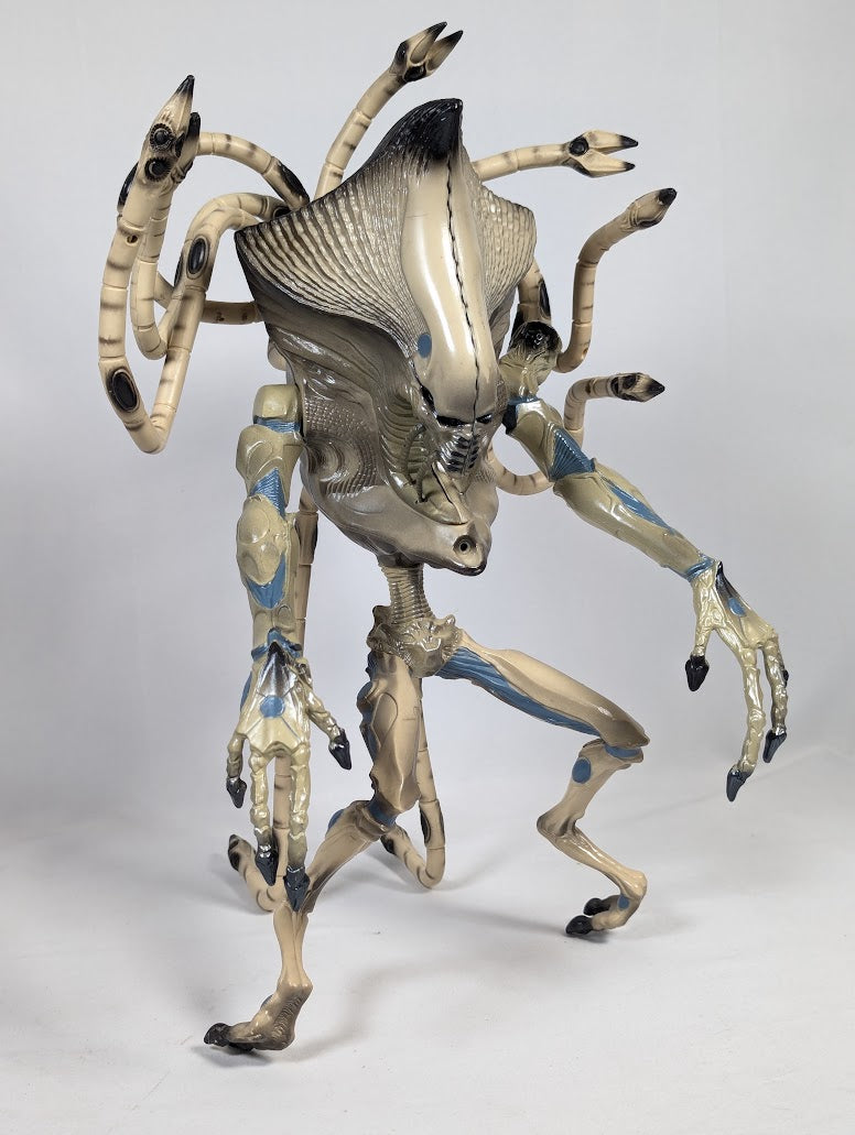 Independence Day Alien Supreme Commander 1996 Trendmasters 14" Action Figure