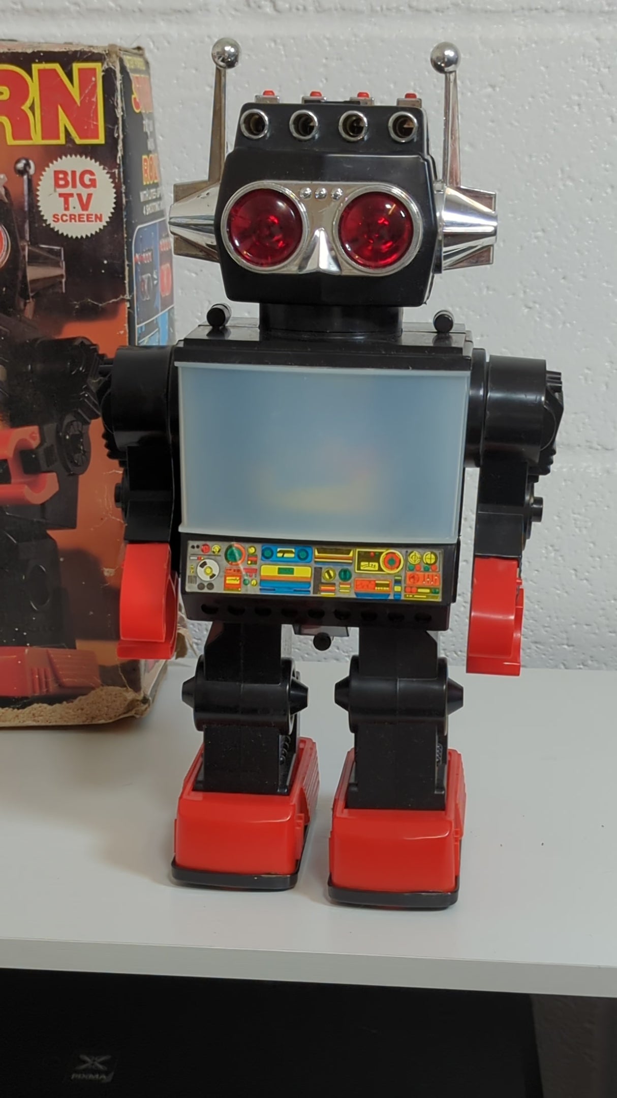 Saturn The 13" Giant Walking Robot Vintage 1981 Electronic Toy