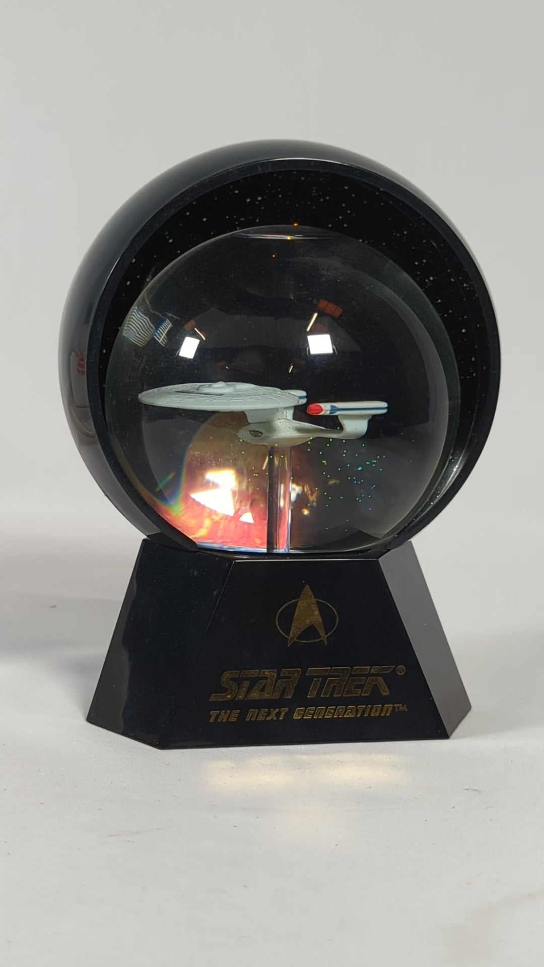 Star Trek The Next Generation USS Enterprise NCC-1701-D 1993 Lighted Musical Star Globe Halodome