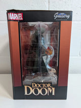 Marvel Comic Doctor Doom Diamond Select Gallery Diorama 25cm