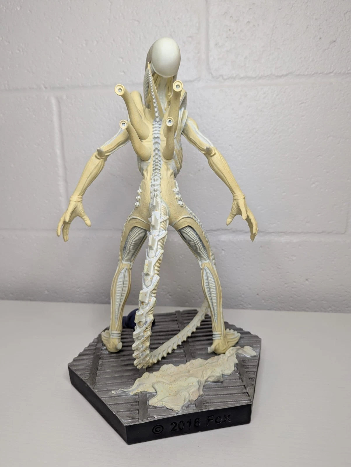 Alien White Xenomorph 32cm Eaglemoss Statue Glow in the Dark Limited Edition 156/200