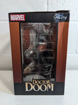 Marvel Comic Doctor Doom Diamond Select Gallery Diorama 25cm