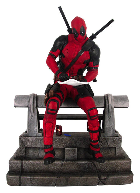 Marvel Premier Collection Statue: Deadpool - 25 cm